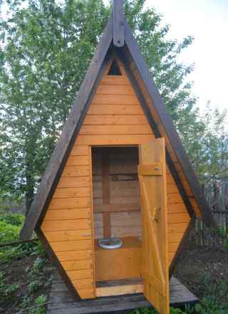 Туалет деревянный садовый
