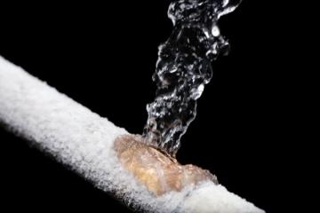 Как предотвратить замерзание воды в трубах на даче