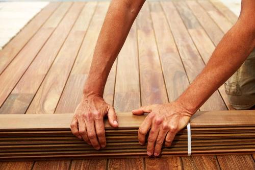 Как правильно покрасить деревянный пол на даче: советы и лучшие способы