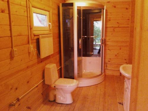 Как обустроить туалет в деревенском доме - полезные советы и рекомендации