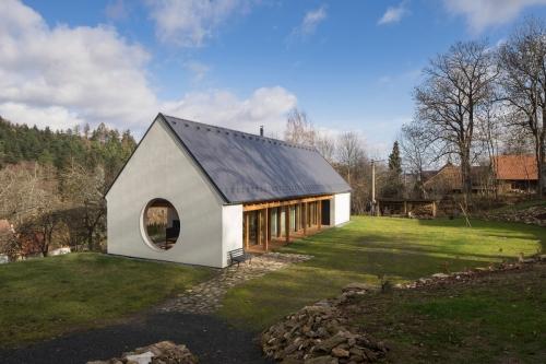 Преимущества современных деревенских домов: необычные и инновационные решения в сельской местности