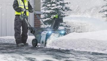 Снегоуборщик электрический самоходный для быстрого и эффективного очищения территорий от снега