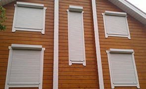 Защитные и комфортные рольставни на окна дачи