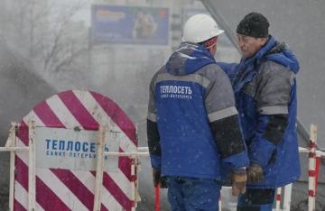 Почему в зимний период возникает опасность повреждения водопроводных труб, и как можно предотвратить такие ситуации?