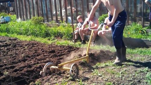 Ручной плуг для огорода — удобный помощник в садоводстве