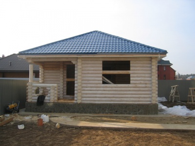 Выбираем и строим крышу деревенского дома: типы материалов и особенности