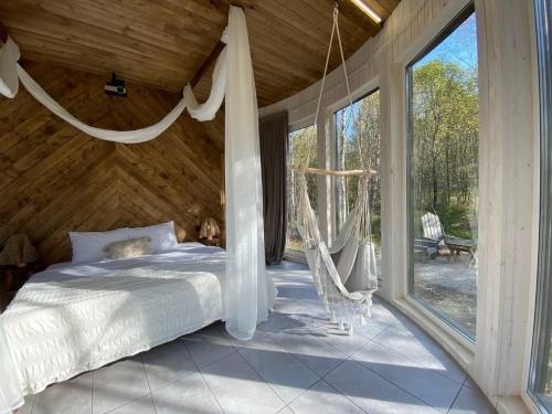 Уютная комната в деревенском доме: отдых в тишине и близость к природе