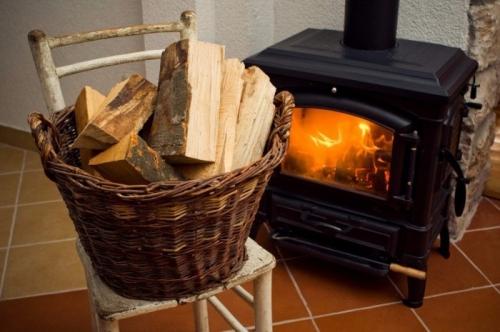 Как выбрать подходящие дрова для камина: рекомендации и советы