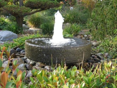 10 красивых примеров подсветки садовых фонтанов насладитесь их волшебством!