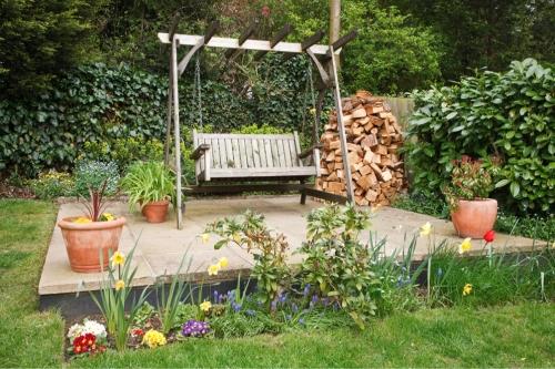 Оптимальная ширина садовых качелей - как выбрать идеальный размер для комфортного отдыха на открытой террасе