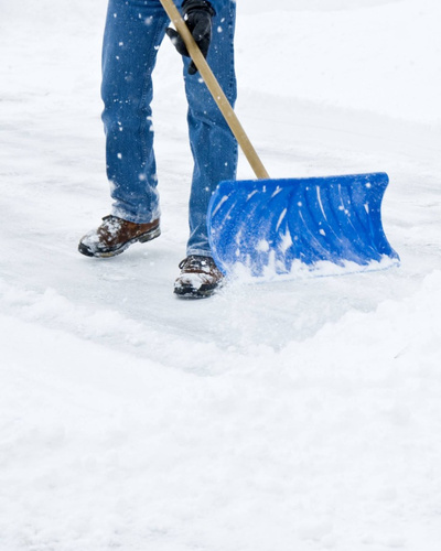 Большая снеговая лопата совковая - как выбрать и использовать для эффективной очистки от снега