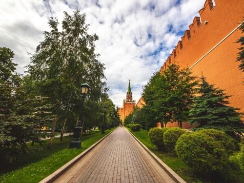 Один из самых известных и красивых садов Москвы - Кремлевский сад - место с великой историей, уникальной архитектурой и запоминающимися памятниками природы