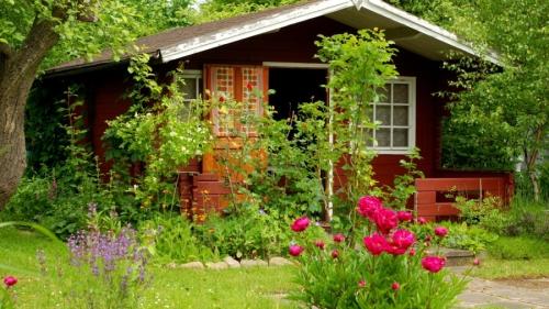 Популярные варианты садовых домов большие и маленькие из дерева и кирпича с бассейном и беседкой - выбирайте идеальный вариант для вашего участка