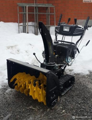 Гусеничный снегоуборщик Champion STT1170е - мощное и надежное оборудование для эффективной очистки снега